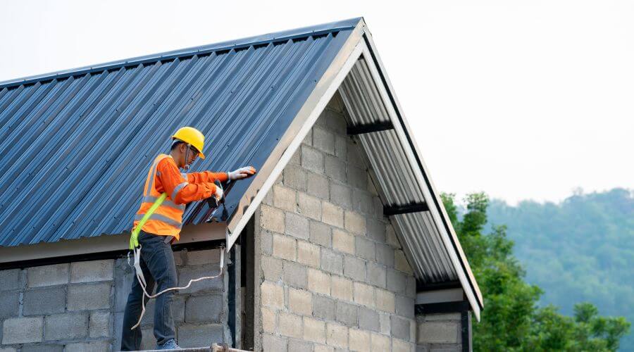 Professional gutter cleaning in Kellnersville, WI